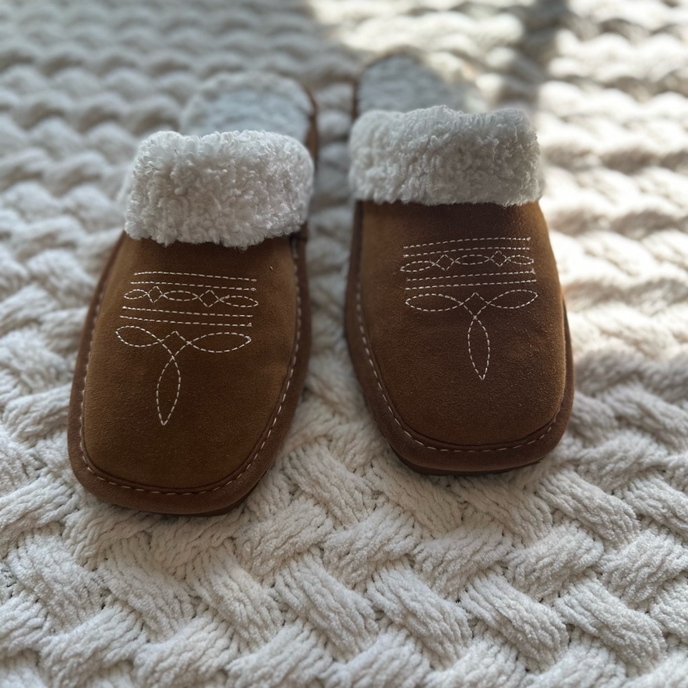Womens Ariat cozy slippers size 6